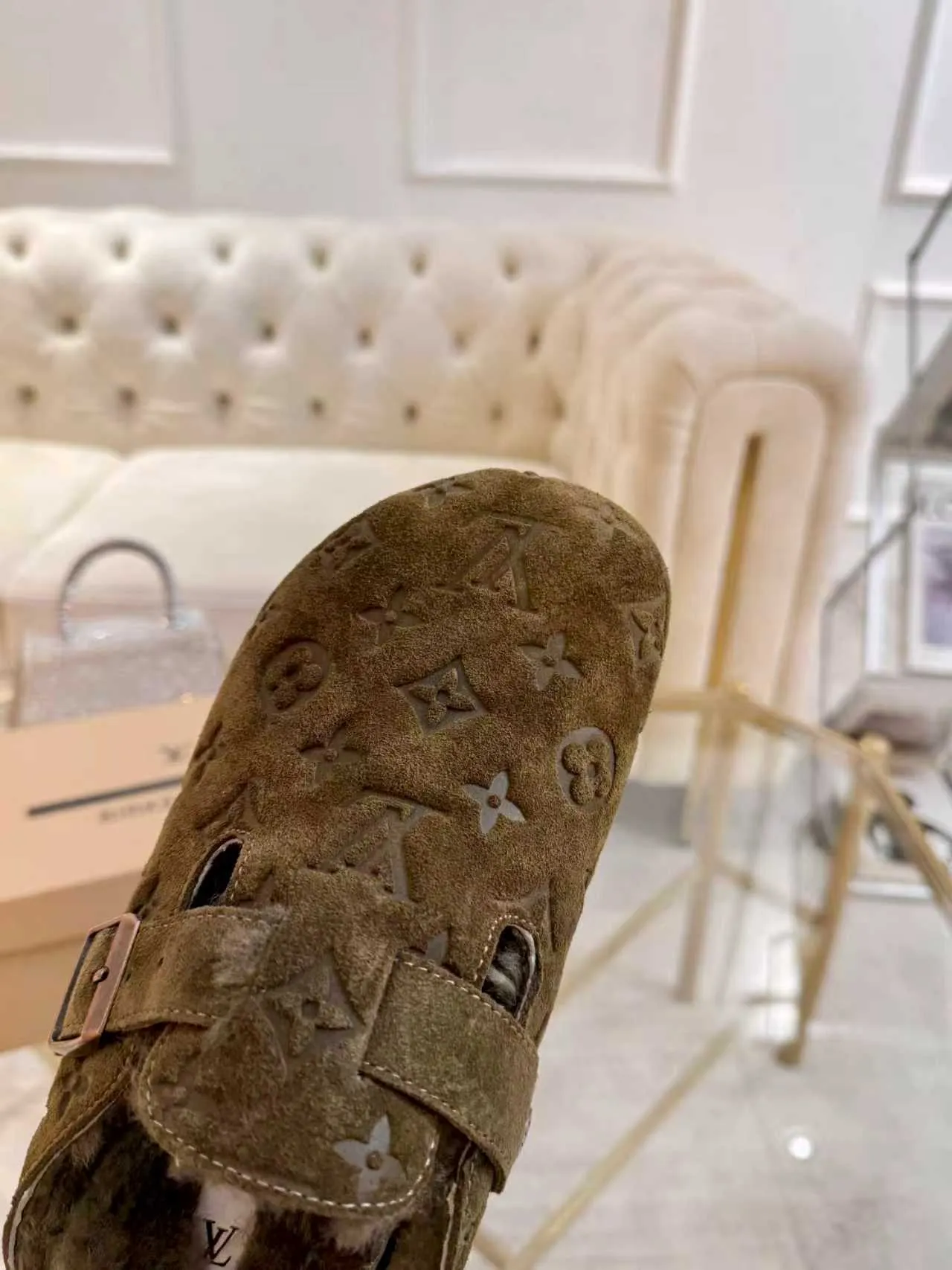 p600🐮🐮 LV wool slippers for couples｜Even the toes exude a sense of luxury ✨ For this pair of LV classic Birkenstock slippers, we have achieved the ultimate restoration of the "higher version", with the mark of luxury in every detail. 👫 ▫️ Original jacquard with delicate cowhide leather, retro texture is at your fingertips; ▫️ 100% pure wool lining, wearing barefoot is like stepping on clouds, skin-friendly, breathable and not sweaty; ▫️ Three-dimensional toe cap + non-slip rubber sole, safe and secure when walking in the wind. The belt buckle and presbyopia elements are embellished, revealing the aura of a big-name brand in a low-key manner. Whether it is on a date or out on the street, every step is like walking in the middle of a show. Pair it with jeans for a lazy and casual look; with a coat and skirt, it will look elegant. With one pair of shoes, you can easily switch between multiple styles, and you never have to be deliberate about the sense of luxury. #LVcouples #high-endwear #lightluxurylife #quality recommendation Fabric: classic presbyopia/imported sheepskin/classic jacquard fabric Lining: imported wool lining Sole: original rubber sole Size: Female 35-41 Male 38-46